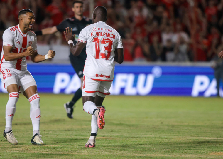 Valencia e Wanderson saíram do banco para decidir o jogo 
