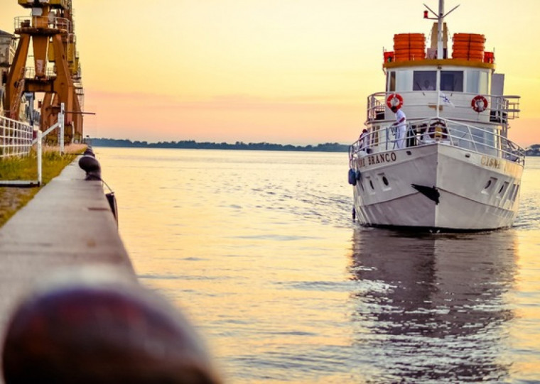 Show ao vivo e oficinas fazem parte do cronograma na embarcação