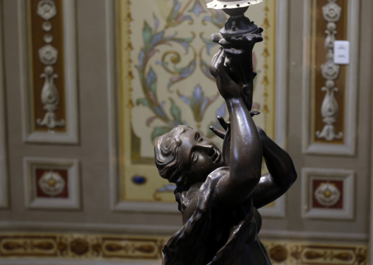 Detalhes escult&oacute;ricos s&atilde;o uma das atra&ccedil;&otilde;es para visitantes da Biblioteca P&uacute;blica do Estado