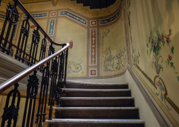 Trabalho cuidadoso de restauro vem permitindo que visitantes voltem a visualizar detalhes originais das paredes da Biblioteca