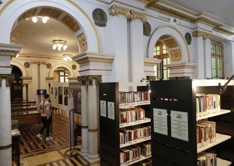 Com arquitetura inspirada no calendário positivista e no movimento neoclássico, edifício centenário da rua Riachuelo é um verdadeiro oásis da leitura