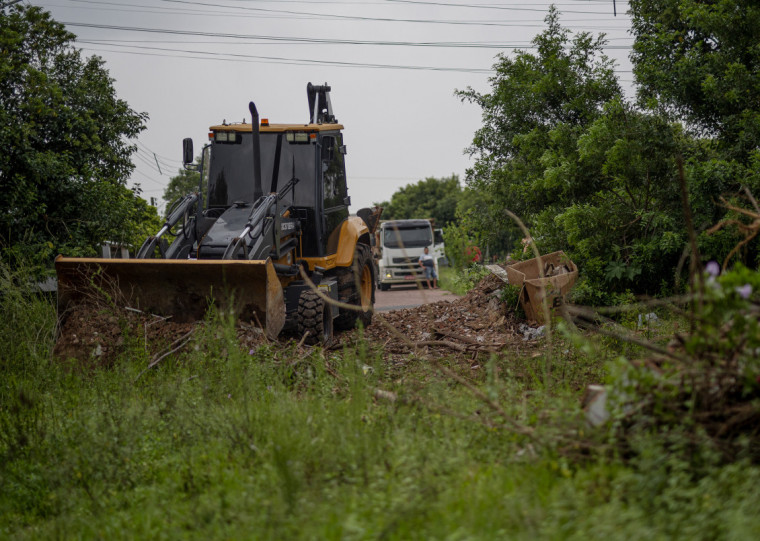 Serviço de limpeza do terreno inclui terraplenagem, coleta de entulhos, remoção e poda de vegetação 