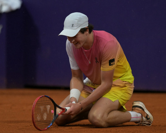 Fonseca supera dores, vai à final do ATP de Buenos Aires e vira número 1 do Brasil