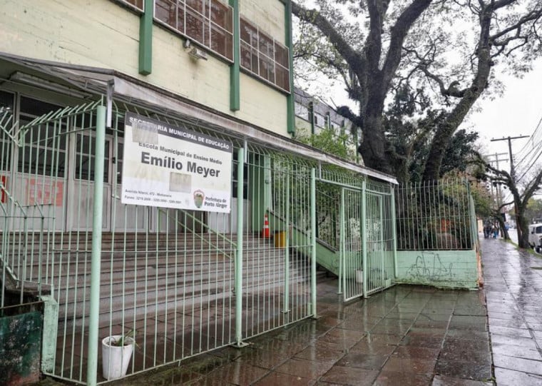 A rede conta com 100 escolas próprias e 221 conveniadas