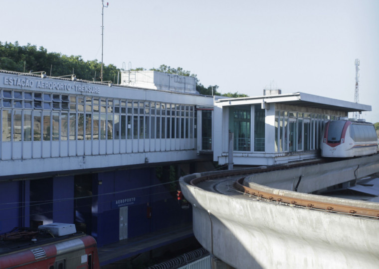 Carro do aeromóvel está parado ao lado da estação Aeroporto, da Trensurb desde maio