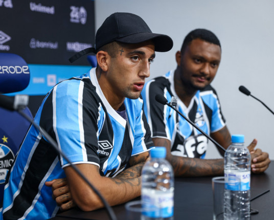 Antes de viagem a Roraima, Grêmio apresenta dois reforços