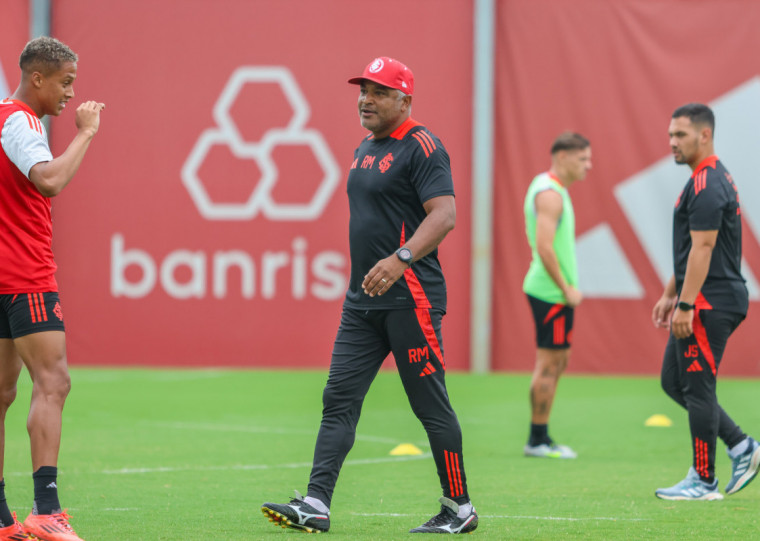 No último jogo, técnico optou por esquema com dois pontas e dois centroavantes