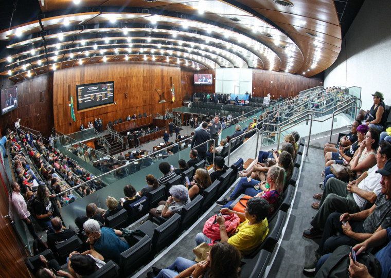 Texto do Executivo passou em plenário por unanimidade; Cpers protestou