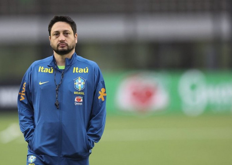 Passagem do técnico Arthur Elias pelo Corinthians rendeu o cargo na seleção