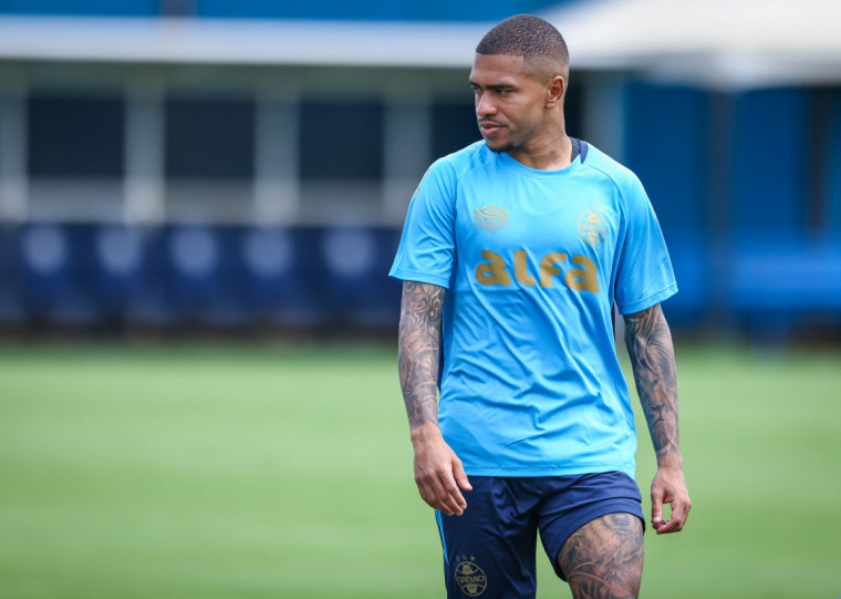 Lucas Esteves deve estrear como titular na equipe tricolor