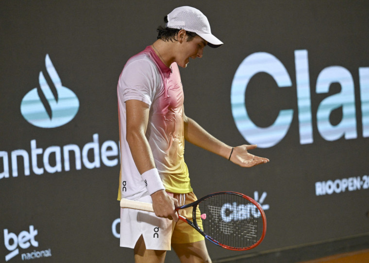 João Fonseca foi eliminado pelo francês Alexandre Müller, 60º do ranking, por 2 sets a 0