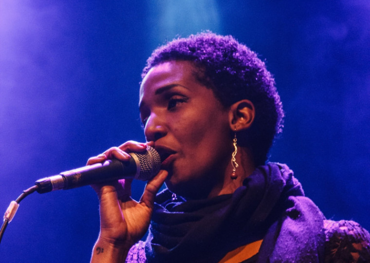 A cantora Indira Castro participa do show de "esquenta" do festival, no Barra Shopping Sul