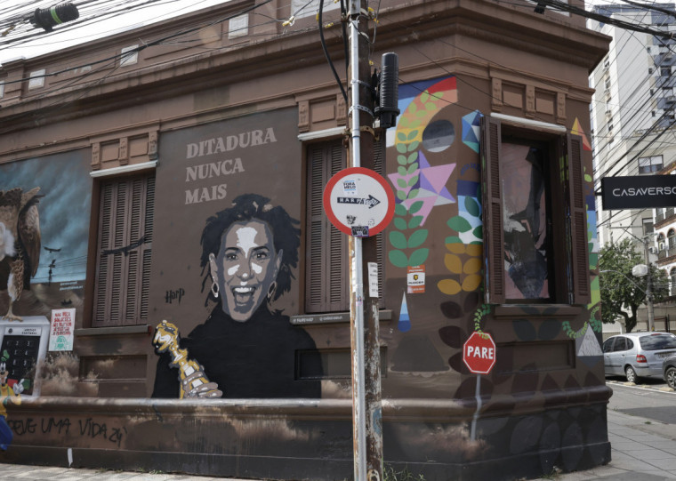 A obra é de autoria de artista Filipe Harp e está exposta na parede da Casa Verso