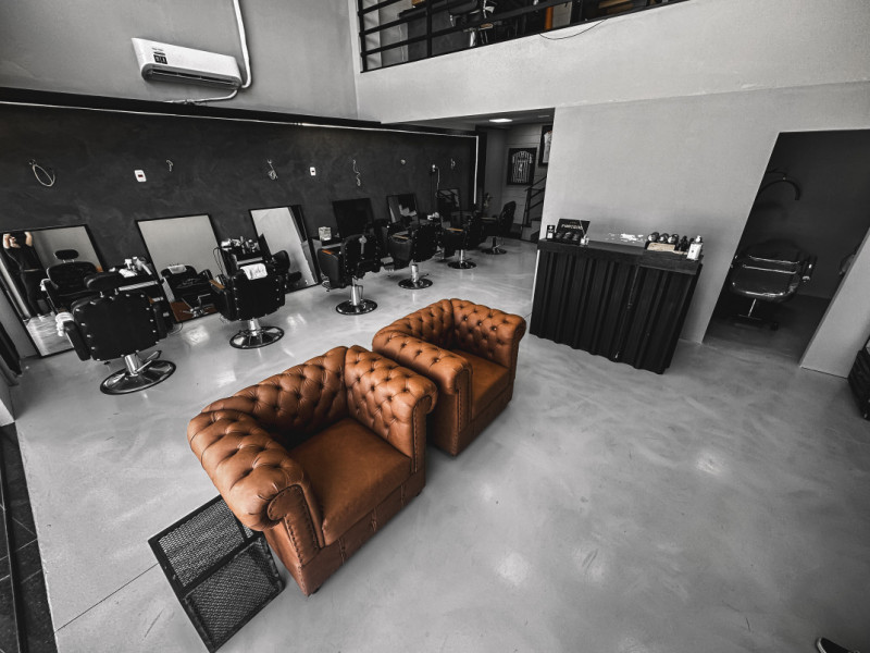 No mezanino, os frequentadores poderão usufruir de cozinha e churrasqueira, além de uma mesa de sinuca e um videogame Foto: ZBARBEARIA/ARQUIVOPESSOAL/JC