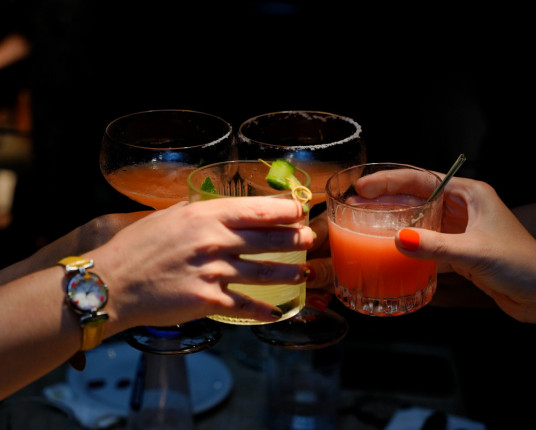 Venda de bebidas alcoólicas recua após casos de intoxicação por metanol, diz pesquisa