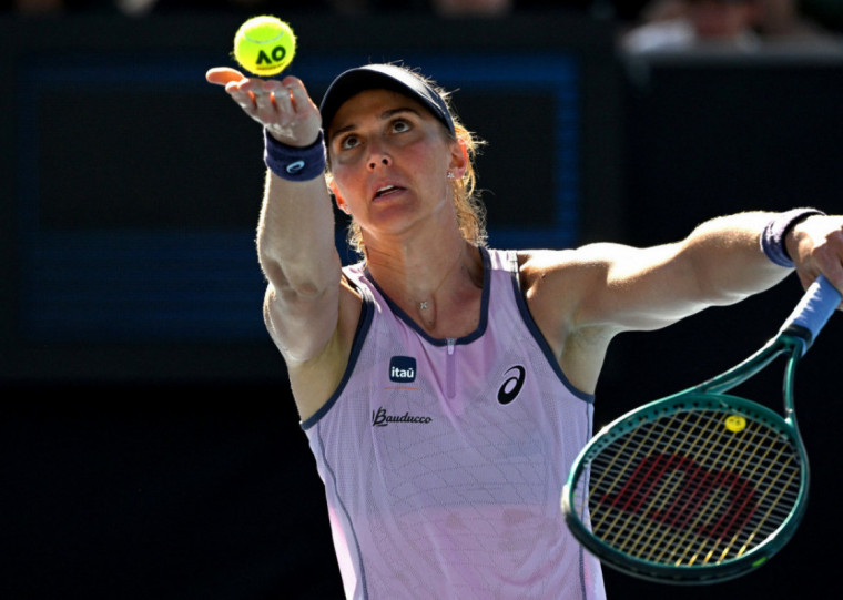 Brasileira perdeu por 2 sets a 1 e foi eliminada da competição