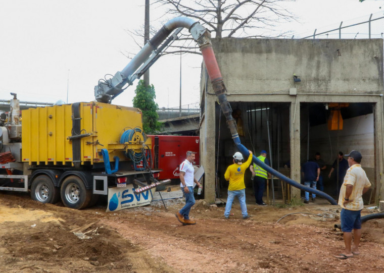Remoção dos resíduos permite que estruturas voltem a receber um maior volume de água
