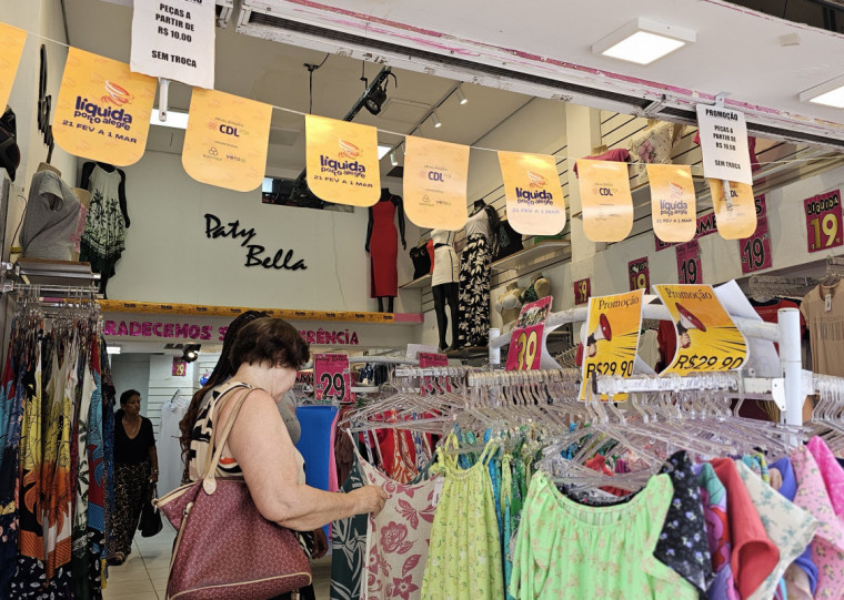 Lojas já exibiam material promocional do Liquida Porto na véspera da estreia oficial da ação