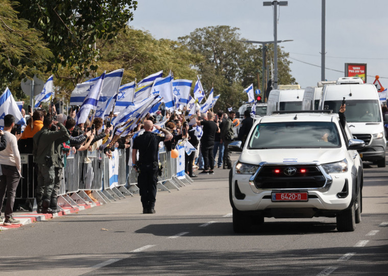 A Cruz Vermelha Internacional coordena o resgate dos reféns em local previamente acordado com o Hamas