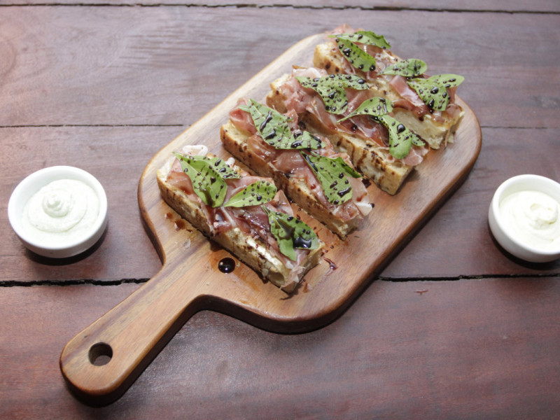 Brusquetas, focaccias de fermenta&ccedil;&atilde;o natural, croqueta de costela com queijo e batata frita r&uacute;stica, temperada com p&aacute;prica e ketchup defumado s&atilde;o destaques entre os petiscos Foto: EVANDRO OLIVEIRA/JC