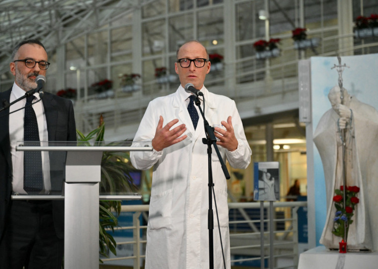 Pontífice completou primeira semana em um hospital com pneumonia e bronquite crônica