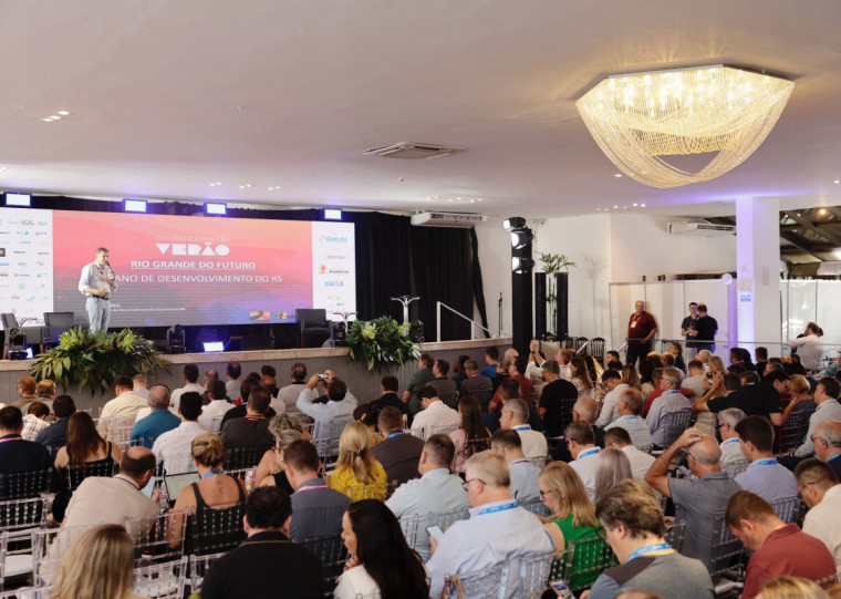 Assembleia de Ver&atilde;o 2025, da Famurs. No palco, secret&aacute;rio de Desenvolvimento Econ&ocirc;mico do RS, Ernani Polo