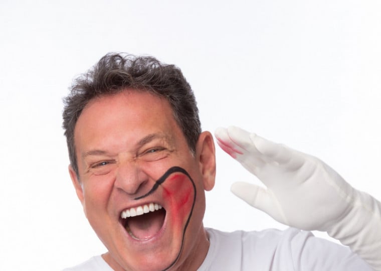 Obra resgata a trajetória do apresentador como intérprete do palhaço Bozo e sua relação com Sílvio Santos 