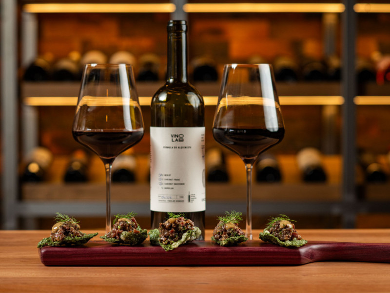 O tartar de Vazio, com porcini e creme de urtig&atilde;o &eacute; o carro-chefe das entradas Foto: VINOLAB/DIVULGA&Ccedil;&Atilde;O/JC