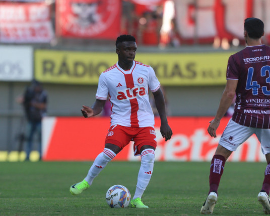 Inter vence o Caxias por 2 a 0 no Centenário e encaminha vaga à final do Gauchão