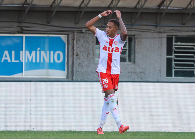 Vitinho foi o autor dos dois gols da vitória colorada
