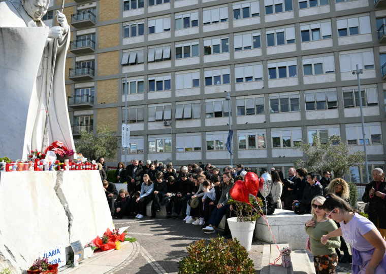 Fiéis fazem vigília pela saúde do papa em frente ao hospital em Roma