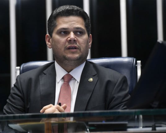 Alcolumbre prepara projeto para reduzir penas de condenados no 8 de Janeiro