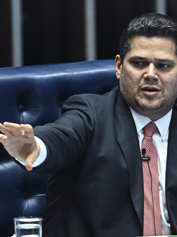 Alcolumbre trava tramitação da PEC do fim da 6x1 no Senado