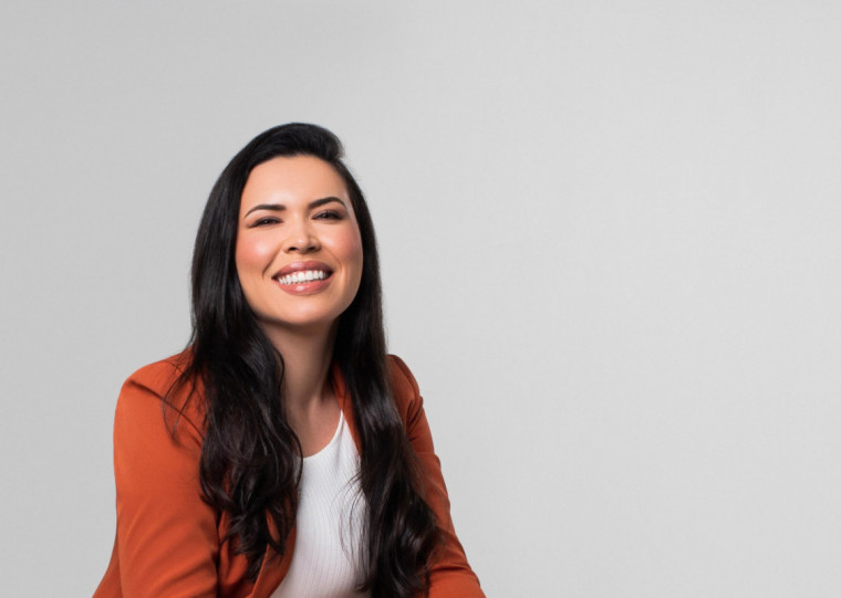 Obra de Tais Fagundes (foto) tem como temática as experiências e dificuldades humanas e conta com ilustrações da artista Ana Cardia