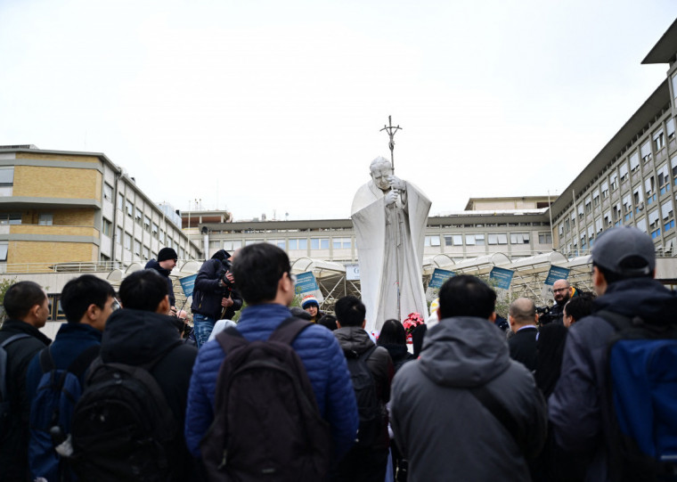 Fiéis seguem rezando pelo pontífice em frente ao hospital em Roma
