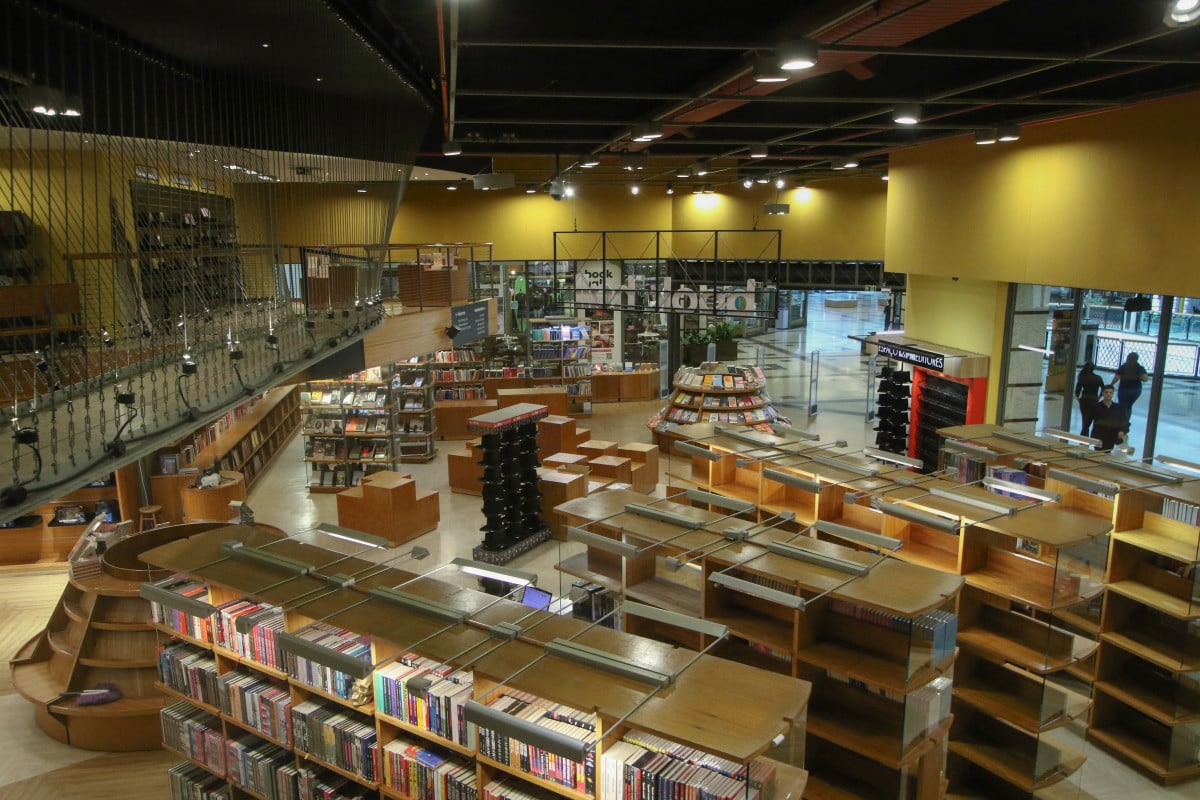 Com aviso de troca de operador, livros foram removidos, esvaziando prateleiras | THAYNÁ WEISSBACH/JC