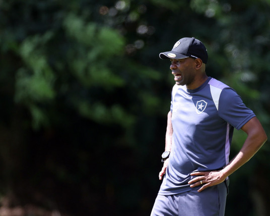 Botafogo entra em campo precisando da virada para ser campeão da Recopa