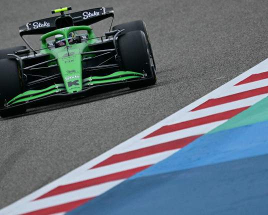 Início dos testes da Fórmula 1 tem apagão, garoa no deserto e Bortoleto em 12º