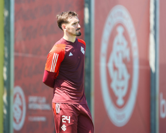 Inter treina com os titulares no gramado do CT Parque Gigante