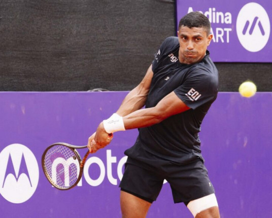 Thiago Monteiro estreia com dura vitória no ATP de Santiago e vai às oitavas