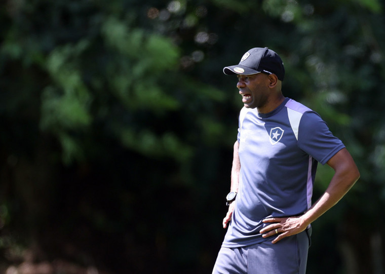 Com o interino Cláudio Caçapa na casa mata, os cariocas negociam com Hernán Crespo 