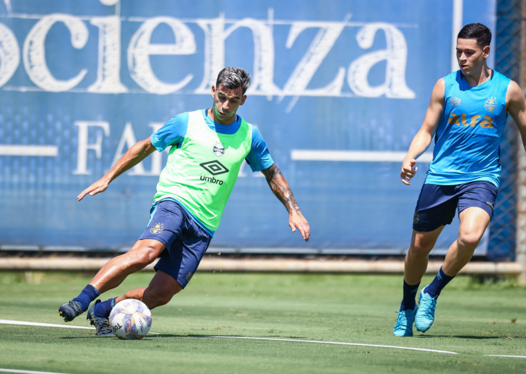 Cristaldo (e) vem de partidas abaixo, mas deve continuar entre os titulares 