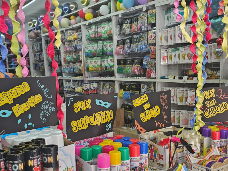 A rua Senhor dos Passos, conhecida por concentrar as principais lojas com os adere&ccedil;os, &eacute; o destino para os foli&otilde;es que est&atilde;o em busca do look para a data Foto: J&Uacute;LIA FERNANDES/ESPECIAL/JC