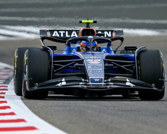 Sainz supera Hamilton e crava melhor tempo no treino da F-1 no Bahrein; Bortoleto é 15º