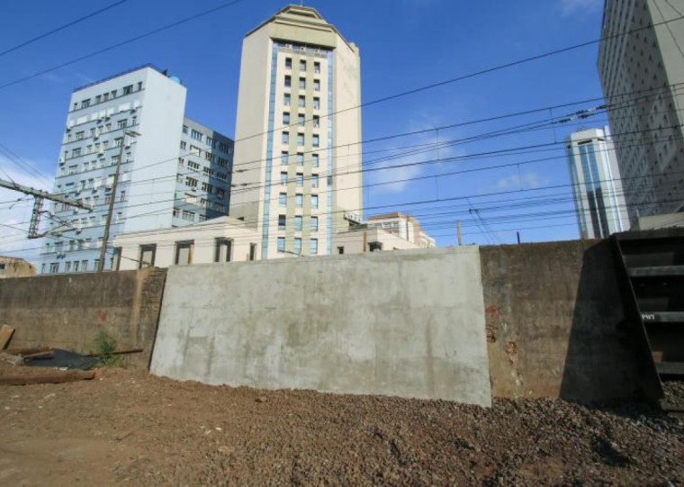 Os portões foram substituídos pela extensão do muro da Mauá, em concreto armado
