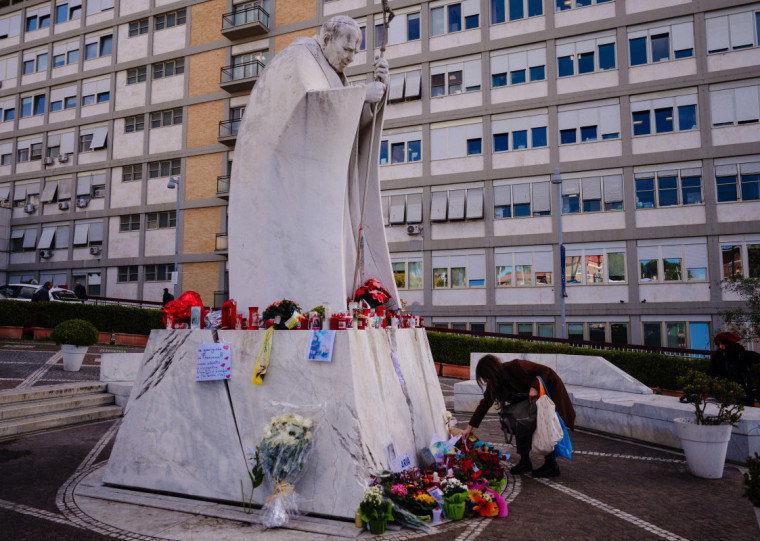 &Agrave; tarde, o pont&iacute;fice se reuniu em ora&ccedil;&atilde;o na capela do apartamento particular do 10&ordm; andar do hospital Agostino Gemelli, recebendo a Eucaristia

