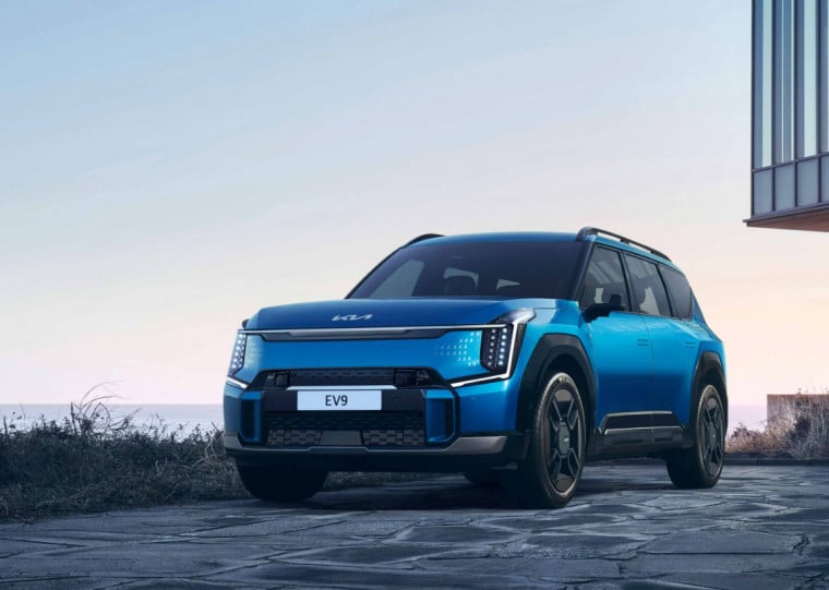 Dimensões externas são 5,01 m de comprimento, 1,98 m de largura e 1,75 m de altura