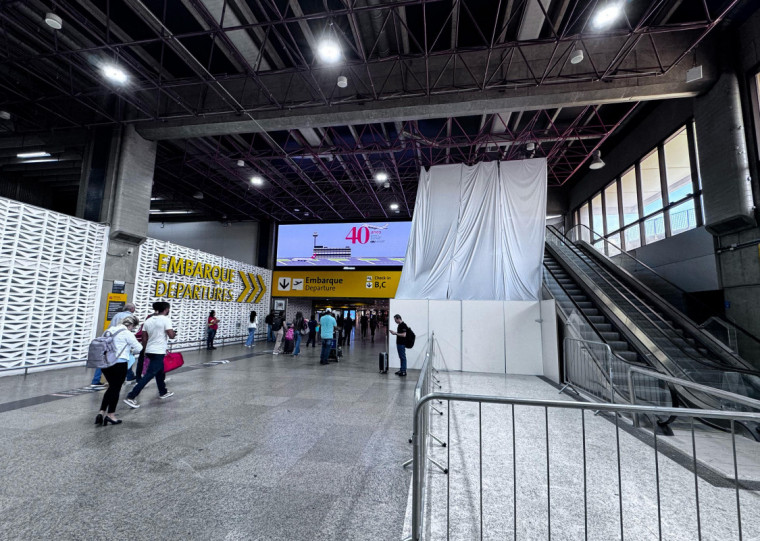 No terminal doméstico, tapume mantém inacessível a área de acesso à estação do People Mover
