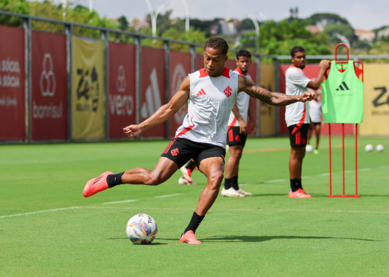 Autor dos gols da vitória no jogo de ida, Vitinho segue entre os titulares