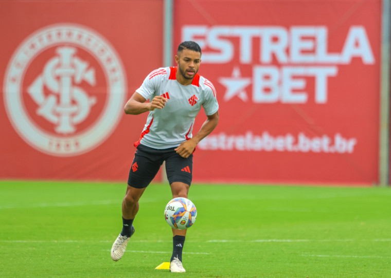 Wanderson se apresentou ao Cruzeiro não veste mais a camisa colorada